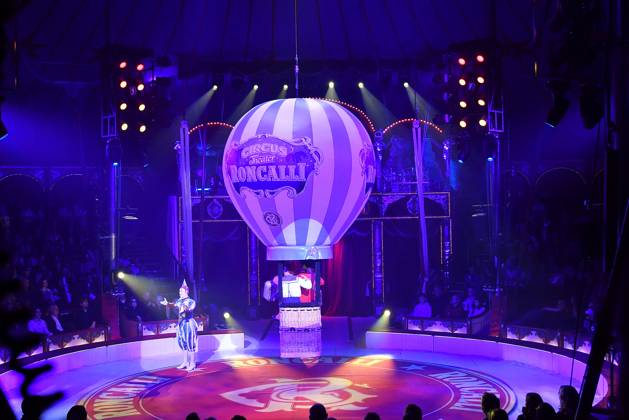 Roncalli ARTistART Premiere mit Clown Gensi im Werksviertel am Ostbahnhof am 24.10.2025 in Muenchen Circus Roncalli ARTistART Premiere in Muenchen