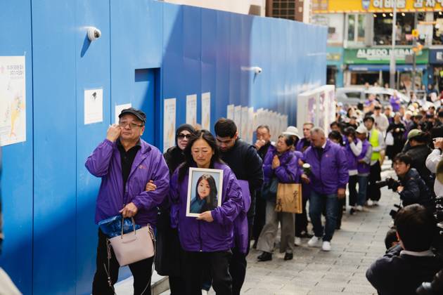 3rd anniversary of Itaewon tragedy in Seoul SEOUL, SOUTH KOREA - OCTOBER 25: Families, residing overseas, arrive at the site where the Itaewon tragedy occurred to mourn their lost family members on the third anniversary in Seoul, South Korea on October 25, 2025. Hwawon Ceci Lee Anadolu Seoul South Korea. Editorial use only. Please get in touch for any other usage.  Copyright: x2025xAnadoluxHwawonxCecixLeex