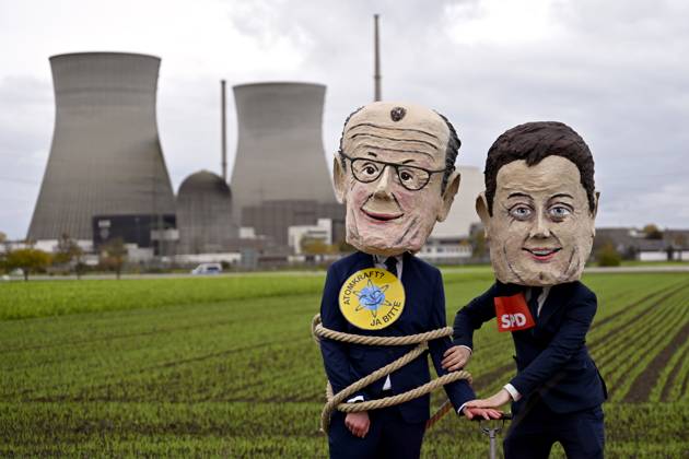News Themen der Woche KW 43 News Bilder des Tages Die Kühltürme des Atomkraftwerk in Gundremmingen vor der Sprengung - Demonstranten mit Masken von Bundeskanzler Friedrich Merz (CDU) und Politiker Lars Klingbeil (SPD) posieren und fordern eine Umkehr in der Energiepolitik. Das AKW wird im Zuge des deutschen Atomausstieg 2025 gesprengt. Block A, erkennbar an der kleinen runden Kuppel, ist nach einem Störfall 1977 seit 1983 zurückgebaut. Block B und C mit den großen Kühltürmen sind seit 2017 bzw. 2021 vom Netz getrennt. (Themenbild, Symbolbild) Gundremmingen, 25.10.2025 Bayern Deutschland Copyright: xDwixAnoraganingrumx
