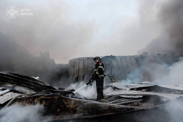 News Themen der Woche KW 43 News Bilder des Tages Two people were killed and thirteen were injured during Russian strikes on the Ukrainian capital of Kyiv overnight on Saturday, October 25, 2025. Members of Ukraine s State Emergency Services were involved in containing the damage, searching for survivors, and tending to the wounded. Photo via Ukrainian Ministry of Internal Affairs  WAX2025102504 UKRAINIANxMINISTRYxOFxINTERNALxA