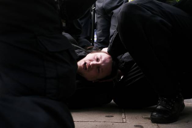News Themen der Woche KW 43 News Bilder des Tages RECORD DATE NOT STATED UKIP Protestors March Through Central London On 25 October 2025 An anti-fascist demonstrator is arrested for breaching Section 14 at Marble Arch in London. The Metropolitan Police lay out restrictions ordering that counter-protesters are only allowed to demonstrate in Whitechapel, while the UKIP march is to be in Central London. London United Kingdom  Copyright: xSeiyaxTanasex originalFilename: tanase-notitle251025_npq2A.jpg