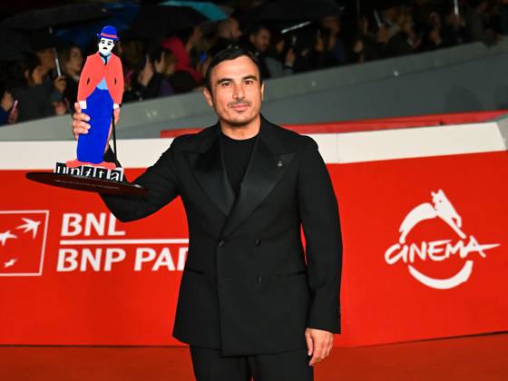 Rome: Roma Cinema Fest 2025, evening 11 - Winners Red Carpet. Pictured is Francesco Di Leva with the award. Rome  - ZUMAp169 20251025_zea_p169_777 Copyright: xMaurizioxD Avanzox