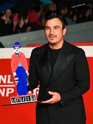Rome: Roma Cinema Fest 2025, evening 11 - Winners Red Carpet. Pictured is Francesco Di Leva with the award. Rome  - ZUMAp169 20251025_zea_p169_817 Copyright: xMaurizioxD Avanzox