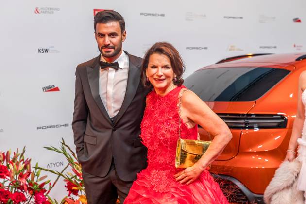 Entertainment Themen der Woche KW43 30. Opernball Leipzig. Leipziger Opernball 2025 Zwischen Glamour, Protest und Charity: Während vor der Oper auf dem Augustusplatz Hunderte gegen die Einladung von Till Lindemann demonstrierten, feierten im Inneren Gäste aus Politik, Kultur und Gesellschaft für den guten Zweck. Die Benefizgala stand unter dem Motto Leipzig hilft Kindern und vereinte Eleganz, Emotionen und gesellschaftliche Kontroverse. Claudia Obert Opernball Leipzig 2025