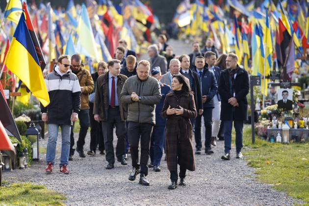 News Themen der Woche KW 43 News Bilder des Tages Katherina Reiche (CDU), Bundesministerin fuer Wirtschaft und Energie, reist in die Ukraine. Hier beim Besuch des Gedenkortes Friedhof der gefallenen Soldatinnen und Soldaten Marsfeld, in Begleitung des Buergermeisters der Stadt Lwiw, Andrii Sadowyi . Liwiw, 26.10.2025. Fotografiert im Auftrag des BMWE Liwiw Ukraine Copyright: xThomasxImo BMWEx