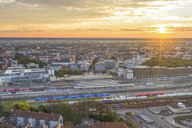 Herrlicher Sonnenaufgang im Spätsommer über Augsburg in Bayerisch-Schwaben Ausblick auf das morgendliche Augsburg rund um die Wertach-Auen Augsburg Thelottviertel Bayern Deutschland Copyright: xmultimaps360 Rochaux 20250920_A-Thelottviertel_m08