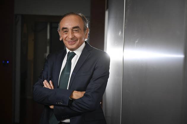 Eric Zemmour On Dimanche En Politique - Paris President of the Reconquete party Eric Zemmour poses for pictures ahead of an interview for Dimanche En Politique on France 3 channel in Paris, France on October 26, 2025. Photo by Stephane Le Tellec ABACAPRESS.COM Paris France  Copyright: xLexTellecxStephane ABACAx