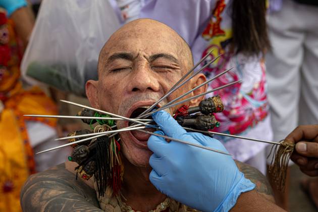 October 27, 2025, Phuket, Thailand: Devotees take part in the 200th anniversary of the Vegetarian Festival in Phuket, Thailand, Monday, October 27, 2025. Phuket Thailand - ZUMAm249 20251027_zip_m249_013 Copyright: xAndrexMalerbax
