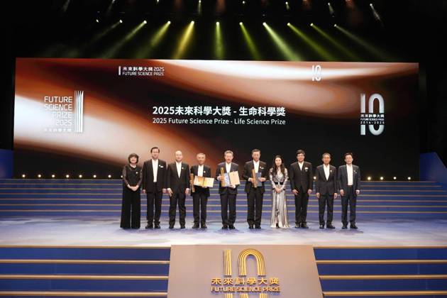 News Bilder des Tages 251027 -- HONG KONG, Oct. 27, 2025 -- The award ceremony of the 2025 Future Science Prize is held in Hong Kong, south China, Oct. 26, 2025. Seven scientists were awarded here Sunday the 2025 Future Science Prize for their achievements in the fields of life sciences, physical sciences, mathematics and computer science. TO GO WITH 7 scientists awarded 2025 Future Science Prize in Hong Kong CHINA-HONG KONG-FUTURE SCIENCE PRIZE-AWARD CEREMONY CN ZhengxJingxia  CHINA-HONG KONG-FUTURE SCIENCE PRIZE-AWARD CEREMONY (CN) IMAGO ZhengxJingxia  imago images 1068331046