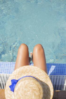 Schönes Mädchen mit Hut in der Nähe eines blauen Pools Sonne, Sommer, Hitze Beautiful girl in a hat near a blue pool - sun, summer, heat Copyright: imageBROKER SergiyxArtsaba ibxiqx14682499.jpg