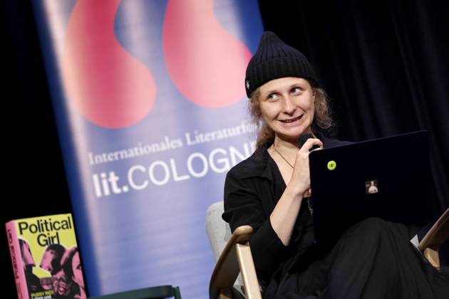 Aktivistin Marija Aljochina vom putinkritischen Kollektiv Pussy Riot auf der Lit.Cologne Spezial Veranstaltung zur Vorstellung ihres neuen Buchs Political Girl - Pussy Riot. Leben und Schicksal in Putins Russland im Comedia Theater. Köln, 27.10.2025 NRW Deutschland Copyright: xChristophxHardtx