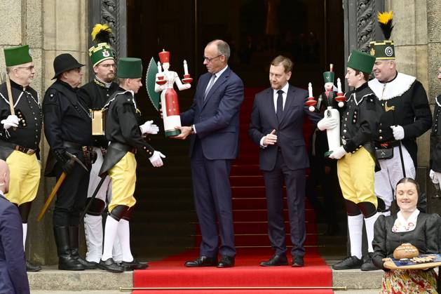 Friedrich Merz und Michael Kretschmer beim Antrittsbesuch des Bundeskanzlers im Freistaat Sachsen in der Sächsischen Staatskanzlei. Dresden, 28.10.2025