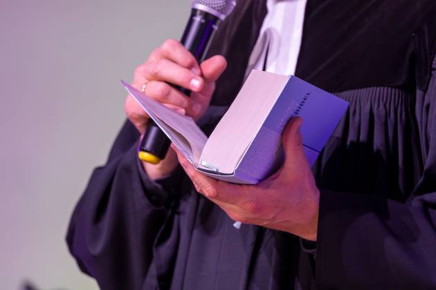 Protestantischer Pfarrer hält eine Bibel in der Hand (Symbolbild Kirche) Copyright: xUdoxHerrmannx