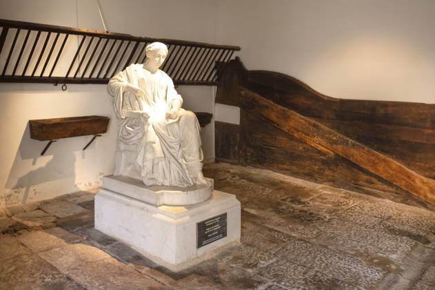 Eine Marmorskulptur, die die Allegorie der Literatur mit den Gesichtszügen von George Sand darstellt, von Jean-Baptiste Clesinger, genannt Auguste, steht auf einem Sockel in einer historischen Ausstellungshalle mit Holztribunen, Nohant-Vic, Berry, Departement Indre, Region Centre-Val de Loire, Frankreich A marble sculpture depicting the allegory of literature with the facial features of George Sand, by Jean-Baptiste Clesinger, known as Auguste, stands on a pedestal in a historic exhibition hall with wooden tribunes, Nohant-Vic, Berry, Department of Indre, Centre-Val de Loire region, France Copyright: imageBROKER HilkexMaunder iblhhm15383522.jpg
