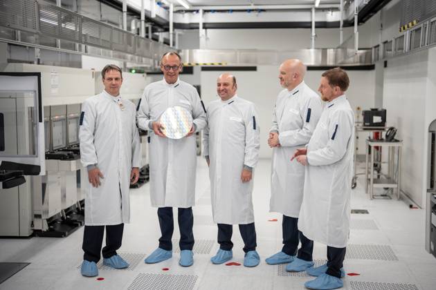 Der Bundeskanzler bekommt einen Wafer aus der Produktion überreicht - Jens Kober, Bereichsleiter GlobalFoundries, Friedrich Merz Bundeskanzler, Manfred Horstmann, Geschäftsführer, Tim Breen, Chief Executive Officer CEO GlobalFoundries, Michael Kretschmer, Ministerpräsident Sachsen (von links);Reinraum Globalfoundries Dresden Antrittsbesuch des Bundeskanzlers im Bundesland Sachsen, Dresden Sachsen Deutschland Globalfoundries