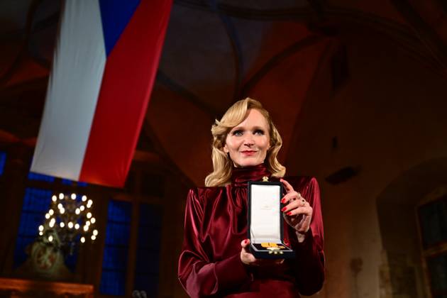 Czech President Petr Pavel, not seen, awarded the Medal of Merit for contribution to the state in the field of art to actress, five-time awarded with Czech Lions, and writer Anna Geislerova in Vladislav Hall of Prague Castle on 28 October 2025, Prague, Czech Republic, on the occasion of 107th anniversary of the independent Czechoslovak state. (CTKxPhoto OndrejxDeml) CTKPhotoP2025102807986  CTKPhotoP2025102807986