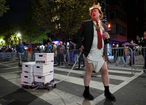 October 28, 2025, Washington District of Columbia, USA: A participant mimicking the US President Donald Trump.take part in the 38th Annual 17th Street High Heel Race in the Dupont Circle neighborhood of Washington, D.C.. Since 1986, costumed drag queens and others in the LGBTQ community have participated in the race held on the Tuesday before Halloween. Washington USA - ZUMAs337 20251028_znp_s337_005 Copyright: xGentxShkullakux