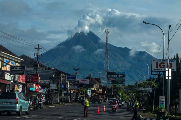 October 29, 2025, Sleman, Yogyakarta Special Region, INDONESIA: Volcanic smoke (sulfur) from Mount Merapi is seen rising from its summit in Sleman, Sleman, on the morning of October 29, 2025. Mount Merapi, which erupted violently in 2010 and killed dozens, erupted again, sending pyroclastic flows as far as 1,200 meters upstream of the Krasak River. The Yogyakarta Geological Agency urged residents to remain alert for a larger eruption and lava rain. Sleman INDONESIA - ZUMAr184 20251029_zap_r184_003 Copyright: xAntoniusxJagadxSRx