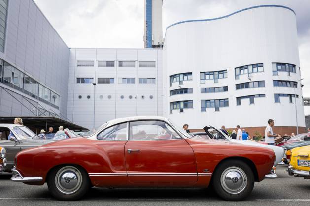 Glanz vergangener Zeiten: 70 Ghias kommen zum 70. Ghia-Geburtstag nach Osnabrück Karmann Ghia vor dem dem aktuellen VW Gelände 13.07.2025, Osnabrück Osnabrück Niedersachsen Germany Copyright: xSwaantjexHehmannx