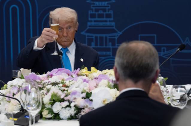 October 29, 2025, Gyeongju, South Korea: United States President Donald Trump looks to Prime Minister Mark Carney as they raise there glasses during a toast at a dinner with leaders in Gyeongju, South Korea, Wednesday, Oct 29, 2025. Gyeongju South Korea  - ZUMAc35_ 20251029_zaf_c35_008 Copyright: xAdrianxWyldx