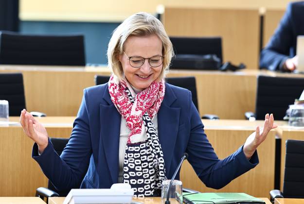 Sonderplenum Thueringer Landtag 29.10.2025, Erfurt, Thueringer Landtag, Plenarsaal, Sonderplenum, 26. Plenarsitzung Sonderplenum, Verhandlungsgegenstand sind Antraege der AfD - Rechtsstaat verteidigen, Linksextremismus in Thueringen bekaempfen, Linksterrorismus verhindern, Militante Antifa in Thueringen aufloesen im Bild: Finanzministerin Katja Wolf (BSW)