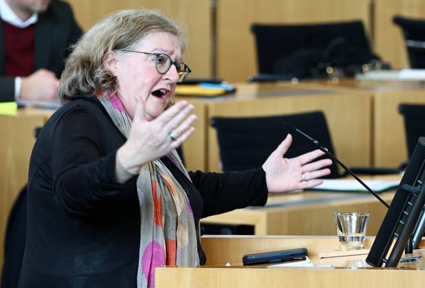 Sonderplenum Thueringer Landtag 29.10.2025, Erfurt, Thueringer Landtag, Plenarsaal, Sonderplenum, 26. Plenarsitzung Sonderplenum, Verhandlungsgegenstand sind Antraege der AfD - Rechtsstaat verteidigen, Linksextremismus in Thueringen bekaempfen, Linksterrorismus verhindern, Militante Antifa in Thueringen aufloesen im Bild: Dorothea Marx (SPD)