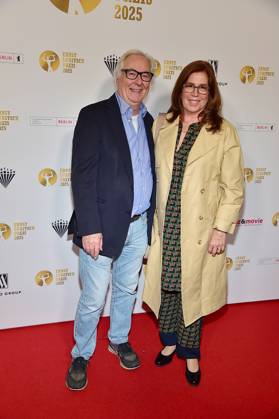 68. Preisverleihung Ernst-Lubitsch-Preis Regisseur Peter Timm mit Ehefrau Christiane Ankunft, roter Teppich zur 68. Preisverleihung Ernst-Lubitsch-Preis im kino Babylon Berlin am 29.10.2025