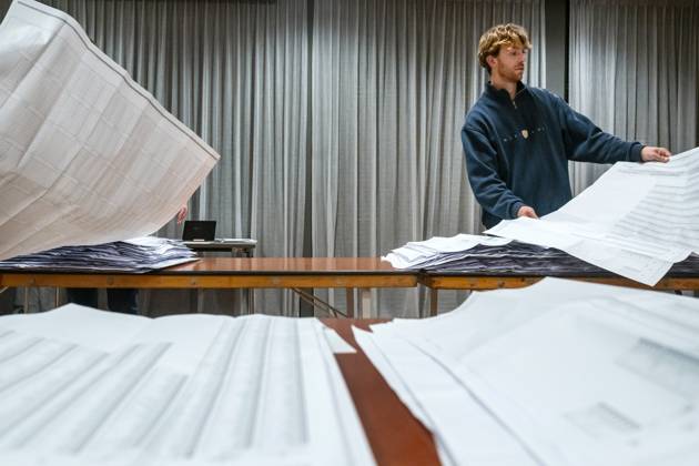 THE HAGUE Polling station staff at the World Forum counted the votes cast by eligible voters on ballots. The Netherlands went to the polls for the House of Representatives elections. ANP LINA SELG netherlands out - belgium out  Copyright: xx x540689702x originalFilename: 540689702.jpg
