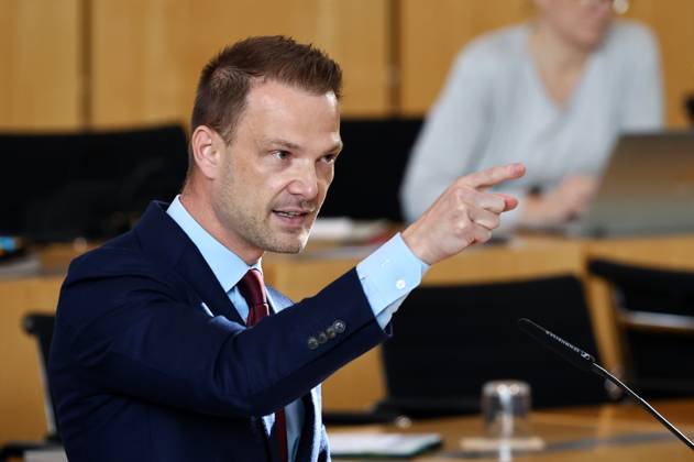 Sonderplenum Thueringer Landtag 29.10.2025, Erfurt, Thueringer Landtag, Plenarsaal, Sonderplenum, 26. Plenarsitzung Sonderplenum, Verhandlungsgegenstand sind Antraege der AfD - Rechtsstaat verteidigen, Linksextremismus in Thueringen bekaempfen, Linksterrorismus verhindern, Militante Antifa in Thueringen aufloesen im Bild: Chef der Staatskanzlei und Minister für Bundes- und Europaangelegenheiten, Sport und Ehrenamt Stefan Gruhner (CDU)