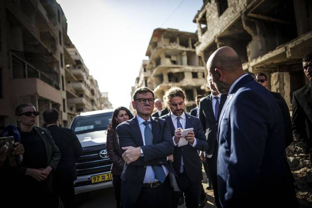 Johann Wadephul (CDU), Bundesaussenminister, reist vom 29.10.2025 bis zum 1.11.2025 nach Jordanien, Syrien, Libanon und Bahrein. Fahrt nach Harasta und gemeinsamer Besuch eines humanitaeren Projekts in Harasta mit dem Minister fuÌˆr Katastrophenschutz der Arabischen Republik Syrien, Herrn Raed Saleh aufgenommen in Damaskus, 30.10.2025. Fotografiert als Offizieller Fotograf Photo taken as Official Photographer Damaskus Syrien Copyright: xDominikxButzmann AAx