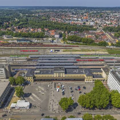 Augsburgs Innenstadt aud der Vogelperspektive - Blick auf die City rund um die Verkehrsdrehscheibe Hauptbahnhof Ausblick auf die schwäbische Bezirkshauptstadt Augsburg rund um Augsburg Bahnhofsviertel Bayern Deutschland Copyright: xmultimaps360 Rochaux 20250613_A-Bahnhofsviertel_20