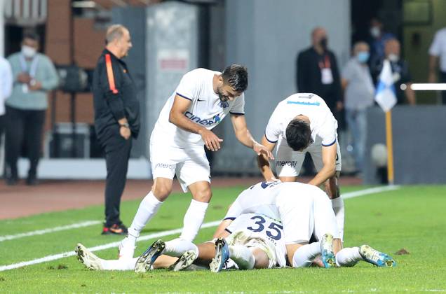 Kasimpasa v Galatasaray - Turkish Super Lig ISTANBUL, TURKEY - OCTOBER 4: Yusuf Erdogan (11) of Kasimpasa celebrates with his team mates after scoring a goal during the Turkish Super Lig match between Kasimpasa and Galatasaray, at Recep Tayyip Erdogan Stadium on October 4, 2020 in Istanbul, Turkey. Istanbul Turkey. Editorial use only. Please get in touch for any other usage. Copyright: x2025xAnadoluxElifxÖztürkx