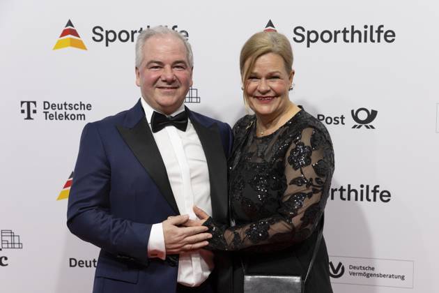 Bundesministerin des Innern und fuer Heimat Nancy FAESER (re.) mit Ehemann Eyke GRUENING (GRÜNING) (li.) zu Gast beim 54. Ball des Sports der Stiftung Deutsche Sporthilfe, am 22.02.2025 in der F e s t h a l l e in Frankfurt am Main Deutschland.