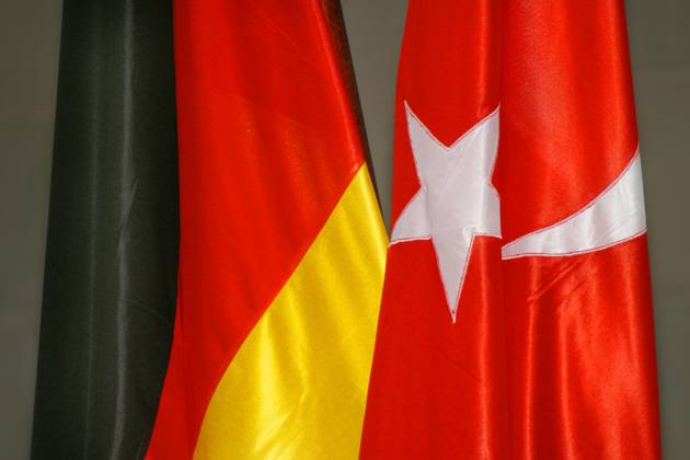 Nationalfahnen Deutschland Tuerkei DEU, Deutschland,26.10.2004, Deutsch-Franzoesischer Ministerrat mit Bundeskanzler Gerhard Schroeder, dem franzoesischen Praesidenten Jacques Chirac sowie Vertragsunterzeichnung zwischen Turkish Airlines und Airbus Dr. Candan Karlitekin und der Praesident und CEO von Airbus Herr Noel Forgeard