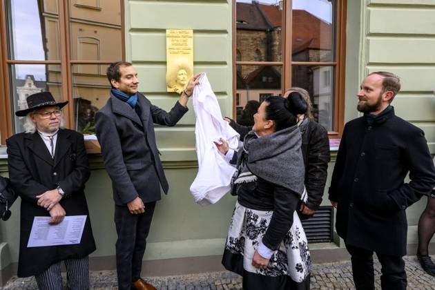 News Bilder des Tages A memorial plaque to German writer Karl May, famous for his books about the Indian chief Vinnetou, was unveiled on the former Scherber Hotel building in Chomutov, Czech Republic, 31 October 2025. Karl May worked in Chomutov for a short time and in the summer of 1897 he stayed overnight in the Scherber Hotel. (CTKxPhoto OndrejxHajek) CTKPhotoP2025103106028  CTKPhotoP2025103106028