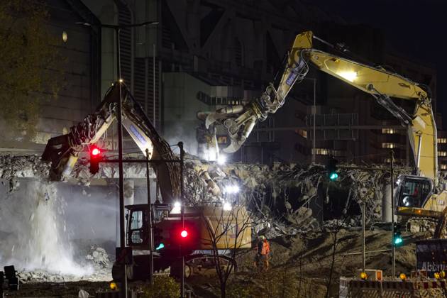News Bilder des Tages Abbruch A100-Bruecke am Kreuz Funkturm 2025-10-31 Deutschland, Berlin Abbruch der Autobahnbruecke ueber die Halenseestraße im Zuge des Neubaus der Ringbahnbruecke der A 100 am Kreuz Funkturm.