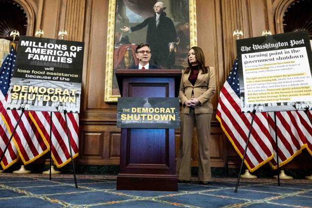 News Bilder des Tages October 31, 2025, Washington, District Of Columbia, USA: House Speaker MIKE JOHNSON (R-LA), with U.S. Secretary of Agriculture BROOKE ROLLINS on the right, speaking at a press conference at the U.S. Capitol in Washington, D.C. Washington USA - ZUMAb161 20251031_aap_b161_007 Copyright: xMichaelxBrochsteinx