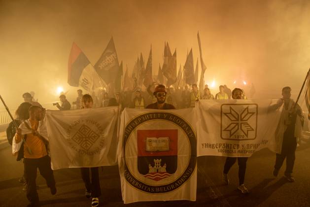 Students arrive for the commemoration of the Novi Sad tragedy in Novi Sad, Serbia - 31 OCT 2025 Student hold flags and banners on the arrival to the Limanski Park in Novi Sad. Thousands of protesters gathered by the Limanski Park, to welcome the students and supporters on arrival for the first commemoration of the Novi Sad tragedy in Serbia. It is happened on the 1st of November 2024, when the Novi Sad railway station canopy collapsed and killed 16 people. Novi Sad Serbia Copyright: xKrisztianxElekx xSOPAxImagesx SSS_20251031_NOVI_SAD_0011005071