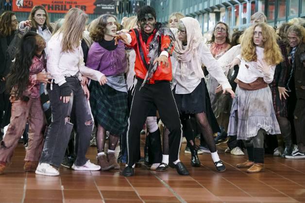 cntv Thriller- Gruseliger Michael Jackson Flashmob mit Untoten und Zombis in der Wandelhalle am Hamburger Hauptbahnhof an Halloween 31.10.2025 mit dabei Koffi Missah Imitator von Michael Jackson Ca.150 Menschen stellen das Thriller Video nachvon der Stage Mucical Company deutschlandweit gesucht und gecastet um am heutigen Halloween Tag mittags um 12:00 Uhr einen Flashmob zum Nachstellen des weltberühmten Michael Jackson Thriller Video zu zeigen. Hamburg Deutschland