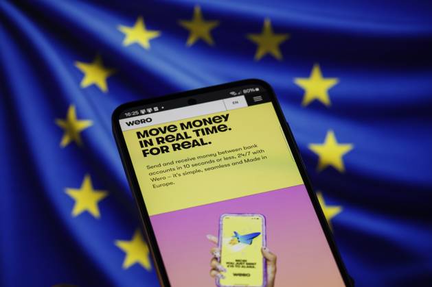 Wero - EPI - Photo Illustration The Wero web page is displayed on a mobile phone with the European flag in the background, in this photo illustration in Brussels, Belgium, on November 1, 2025. Brussels Belgium  Copyright: xJonathanxRaax originalFilename: raa-weroepip251101_npF2w.jpg
