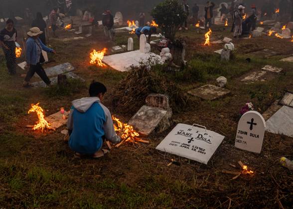 November 1, 2025, Manila, Manila, Philippines: Villagers of Sagada, Mountain Province, visit their loved ones at the cemetery by offering light, a tradition also know as Panag-Apoy in Sagada, Philippines. Panag-Apoy is a tradition practice by lighting bonfires in the cemetery, remembering and honoring the dead. Sagada Philippines - ZUMAs307 20251101_zip_s307_019 Copyright: xJosexMonsieurxSantosx