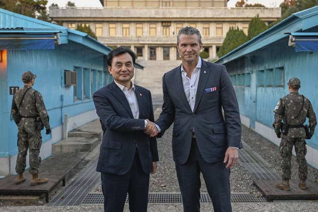 November 3, 2025, Paju, Gyeonggi, SOUTH KOREA: Noe 3, 2025-Paju, South Korea-U.S. Secretary of Defense Pete Hegseth and South Korean Defense Minister Ahn Gyu Back shakes hand for photograph at Panmunjom near DMZ in Paju, South Korea. South Korean Defense Minister Ahn Gyu-back and U.S. Defense Secretary Pete Hegseth visited the Demilitarized Zone (DMZ) separating the two Koreas on Monday, as the allies seek to resume diplomacy with North Korea while ensuring a robust combined defense posture. Paju SOUTH KOREA - ZUMAs168 20251103_zih_s168_013 Copyright: xDefensexMinistryx