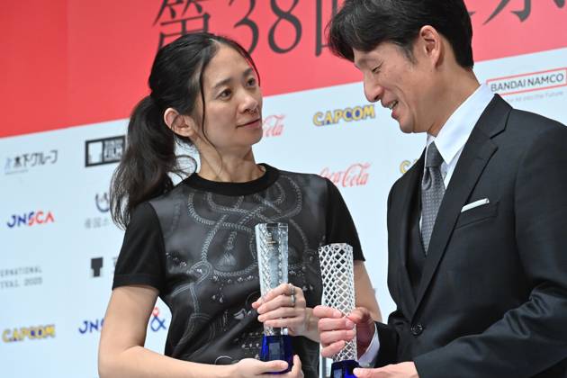 Kurosawa Akira Award of the 38th Tokyo International Film Festival TOKYO, JAPAN - NOVEMBER 3: Japanese filmmaker Lee Sang-il (R) and Academy Award-winning director Chloé Zhao (L) pose with their Kurosawa Akira Award trophies during the 38th Tokyo International Film Festival in Tokyo, Japan, on November 3, 2025. Both filmmakers were recognized for their outstanding contributions to world cinema, Lee for redefining Japanese social drama, and Zhao for her cross-cultural storytelling bridging East and West. David Mareuil Anadolu Tokyo Japan. Editorial use only. Please get in touch for any other usage.  Copyright: x2025xAnadoluxDavidxMareuilx