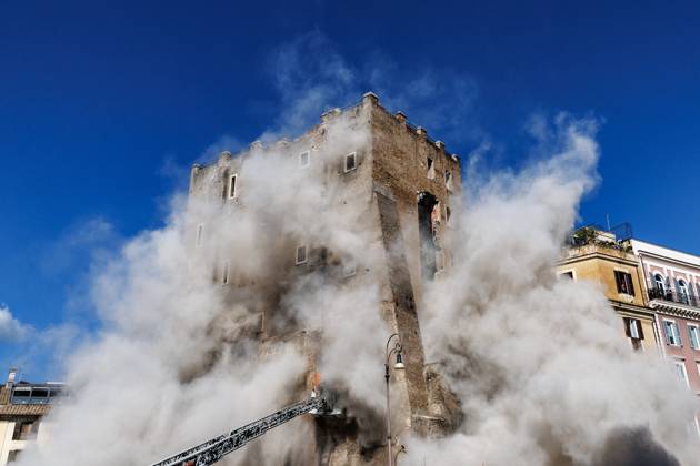 November 3, 2025, Rome, Italia, Italy: Firefighters work at the site after a section of the Torre dei Conti collapsed, near the Imperial Forum in Rome, Italy, 03 November 2025. The collapse seriously injured one worker and required firefighters to rescue others from the structure, ANSA reported. A second collapse occurred during the rescue operation. The incident is under investigation. Rome, Italy 03 November 2025 Rome Italy  - ZUMAa289 20251103_zia_a289_001 Copyright: xFrancescoxFotiax