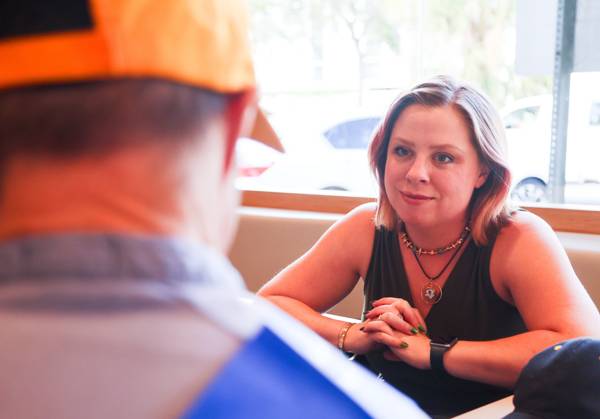 October 29, 2025, St. Petersburg, Florida, USA: Times columnist Stephanie Hayes talks with her subject on assignment at McDonald s, 4595 34th St., S., on Wednesday, Oct. 29, 2025 in St. Petersburg. Rich Wilber, 56, has Down Syndrome and is retiring from his job with McDonald s for 34 years. St. Petersburg USA - ZUMAs70_ 20251029_zan_s70_046 Copyright: xDirkxShaddx