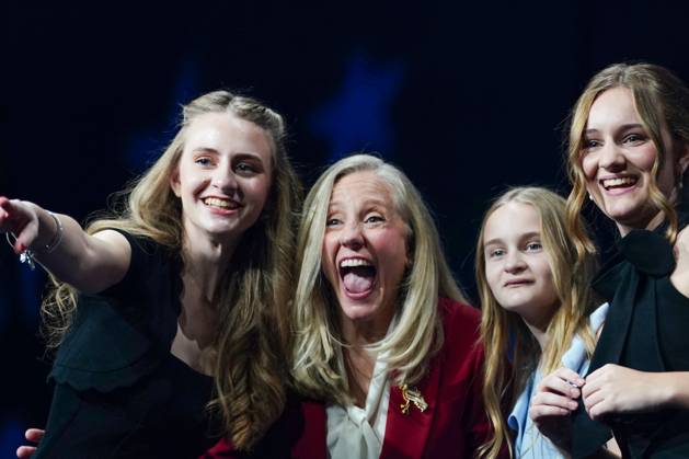 News Bilder des Tages Entertainment Bilder des Tages Virginia Democratic gubernatorial candidate Abigail Spanberger celebrates with her daughters Charlotte (L), Catherine (2nd R) and Claire after defeating Republican Winsome Earle-Sears to win the race for Virginia governor, in Richmond, Virginia, on Tuesday, November 4, 2025. Spanberger will become the first-ever woman to hold the Virginia governor s office.  RIC20251104801 BONNIExCASH