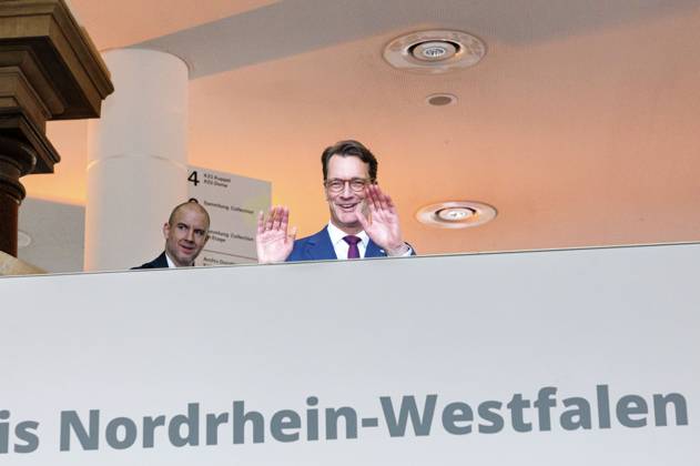Hendrik Wüst bei der Verleihung des Staatspreises des Landes Nordrhein-Westfalen 2025 an Fotograf Andreas Gursky im K21. Düsseldorf, 04.11.2025