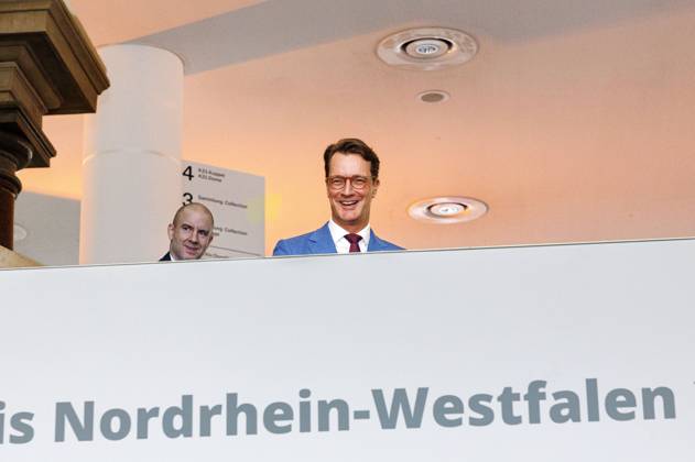 Hendrik Wüst bei der Verleihung des Staatspreises des Landes Nordrhein-Westfalen 2025 an Fotograf Andreas Gursky im K21. Düsseldorf, 04.11.2025