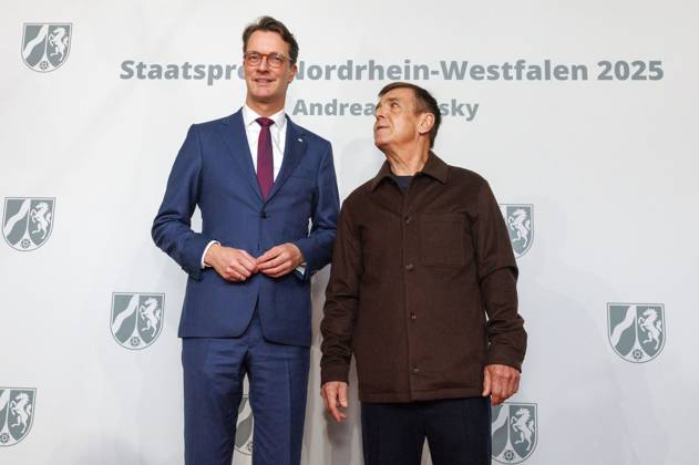 Hendrik Wüst und Andreas Gursky bei der Verleihung des Staatspreises des Landes Nordrhein-Westfalen 2025 an Fotograf Andreas Gursky im K21. Düsseldorf, 04.11.2025