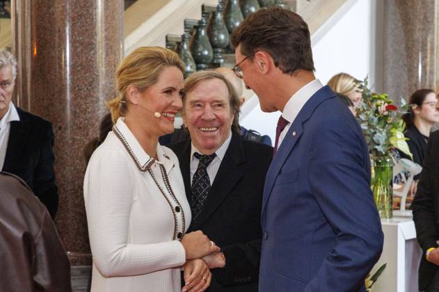 Judith Rakers, Günter Netzer und Hendrik Wüst bei der Verleihung des Staatspreises des Landes Nordrhein-Westfalen 2025 an Fotograf Andreas Gursky im K21. Düsseldorf, 04.11.2025